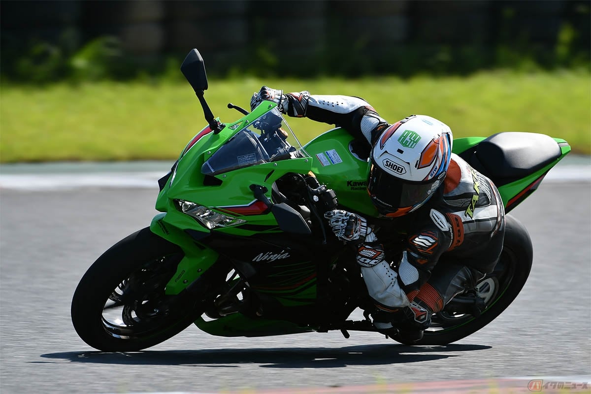 カワサキ「Ninja ZX-4RR KRT EDITION」の走りを楽しむ石塚健選手