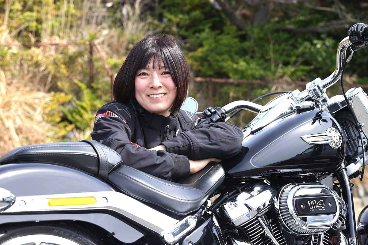 ハーレーダビッドソン「ファットボーイ114」と筆者(先川知香)