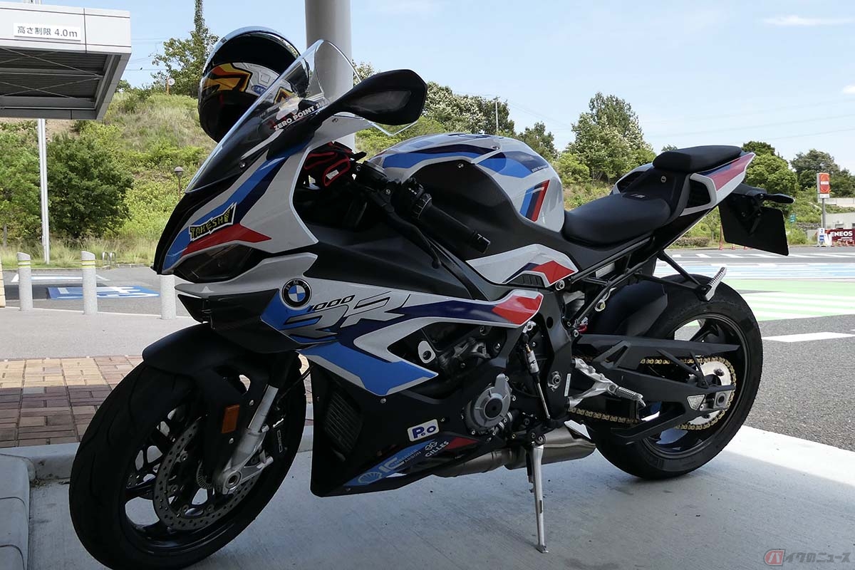 サイドスタンドを立て、駐車している状態のBMW Motorrad「M1000RR」