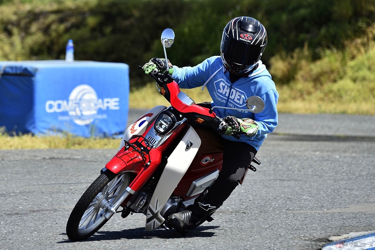 GPX「POPz110」の走りを楽しむ筆者(先川知香)