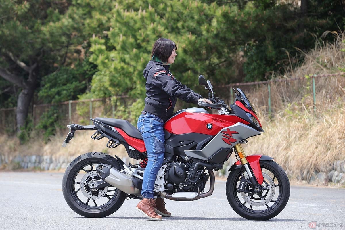 BMW「F900XR」の足つき(身長165㎝)