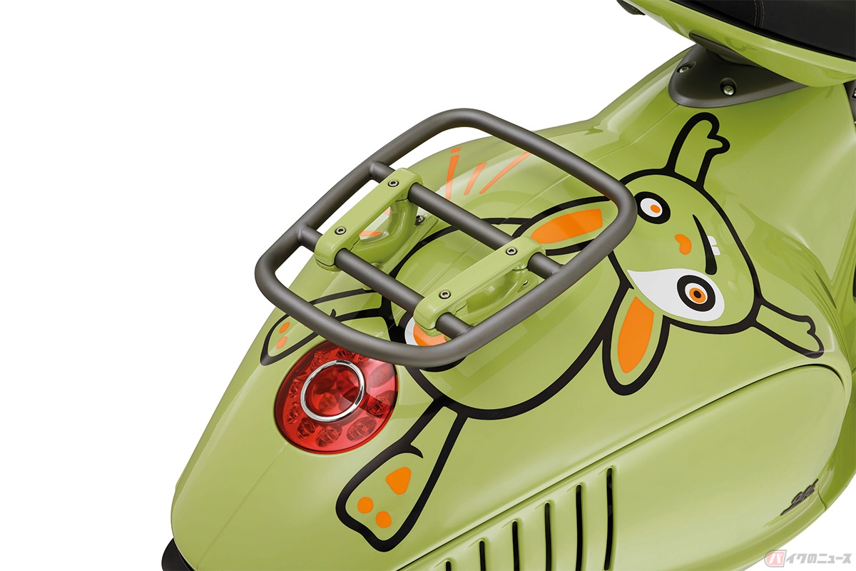 ベスパ「946 10°アニベルサリオ」に描かれた卯年にちなんだグラフィック