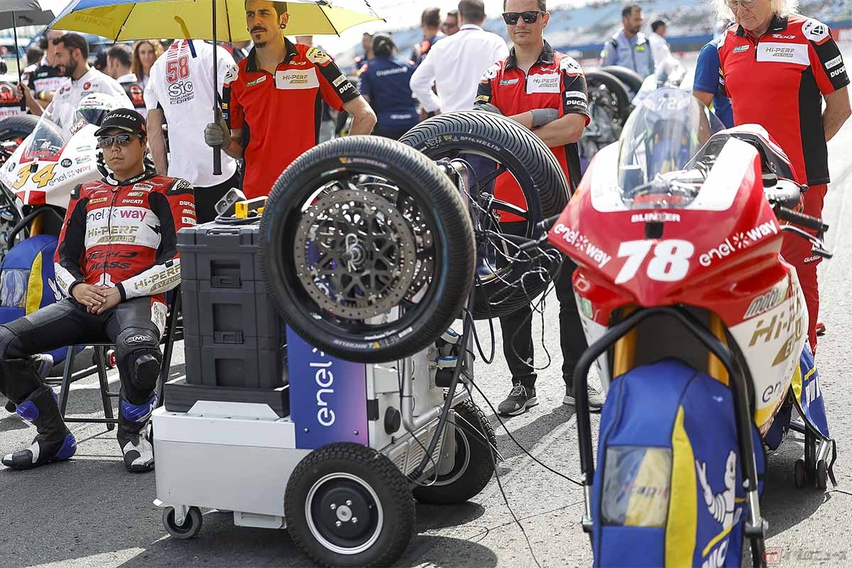 TTサーキット・アッセンのグリッドでスタート時間を待つ大久保光選手