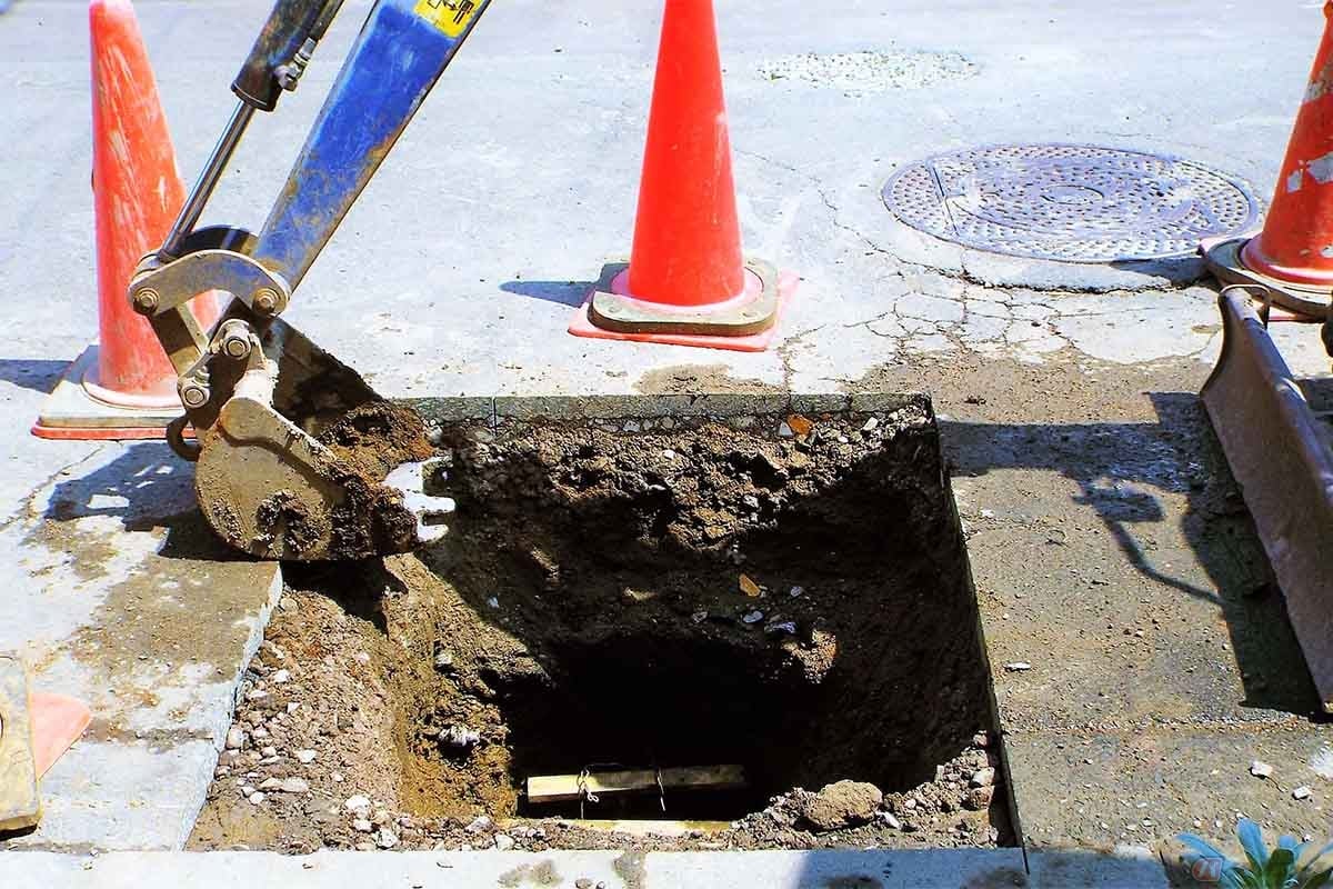「ガス管用スコッチレーン」の道路標示は道路工事の際のガス事故を防ぐ為の物