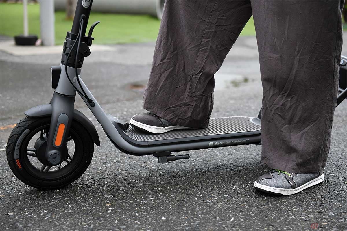 多くの電動キックボードは他の二輪車と比べて小さな車輪が採用されている。