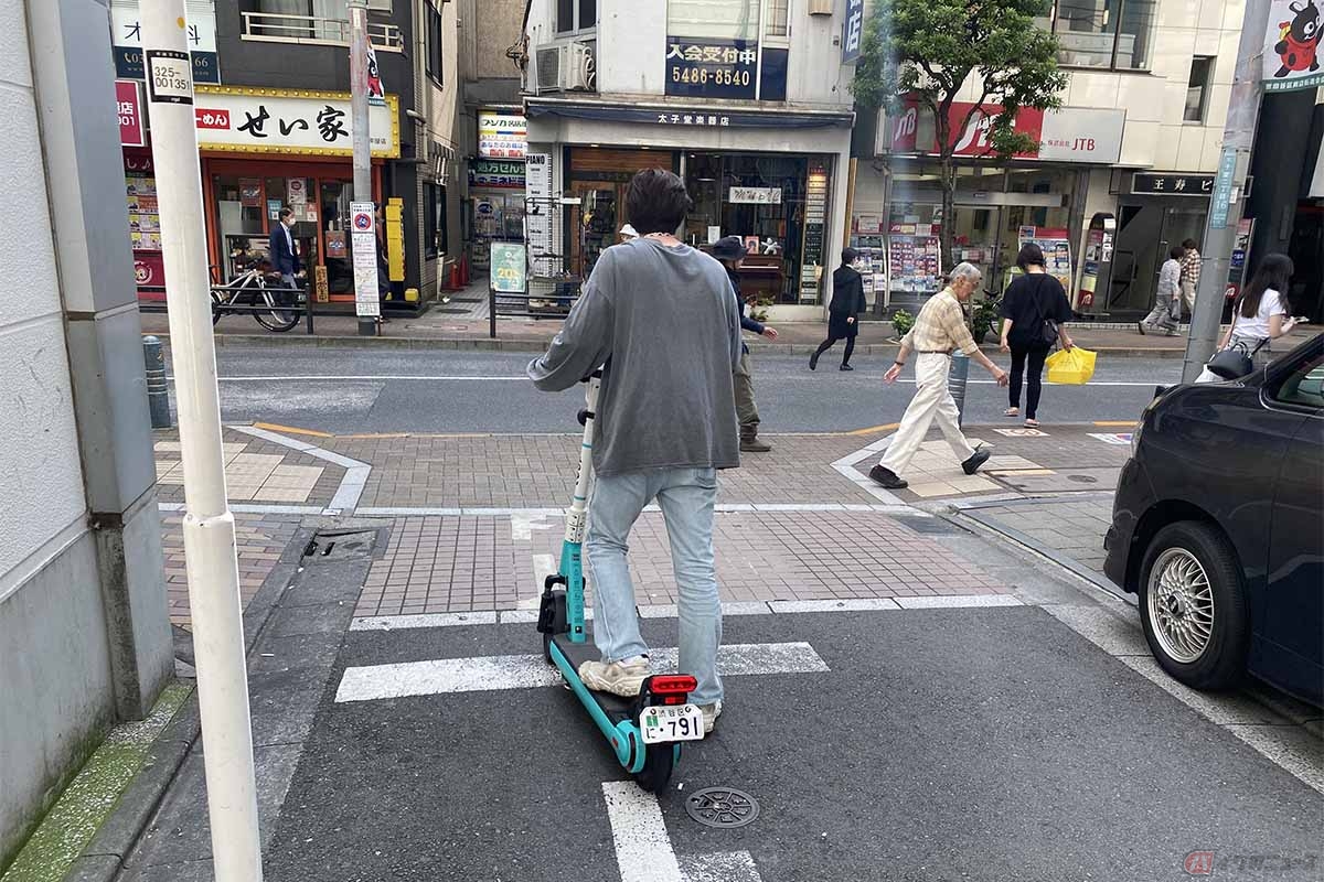 7月1日の規制緩和でヘルメットの着用が努力義務となった電動キックボード