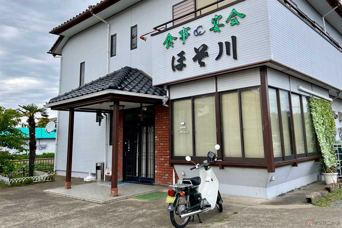 国道356号沿いにある食堂「ほそ川」。バイクは店の前に置かせてもらったが、敷地内には広大な駐車場がある。ローカル食堂ならではの広さが嬉しい