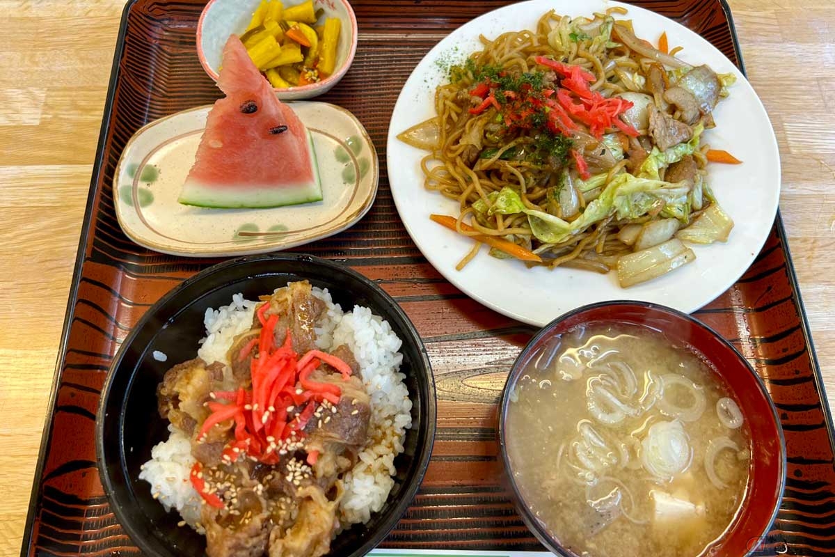 「焼きそば+ミニ焼肉丼セット」(900円)は、当店名物という焼きそばとミニ丼が楽しめる定食。デザートのスイカが何だか嬉しい