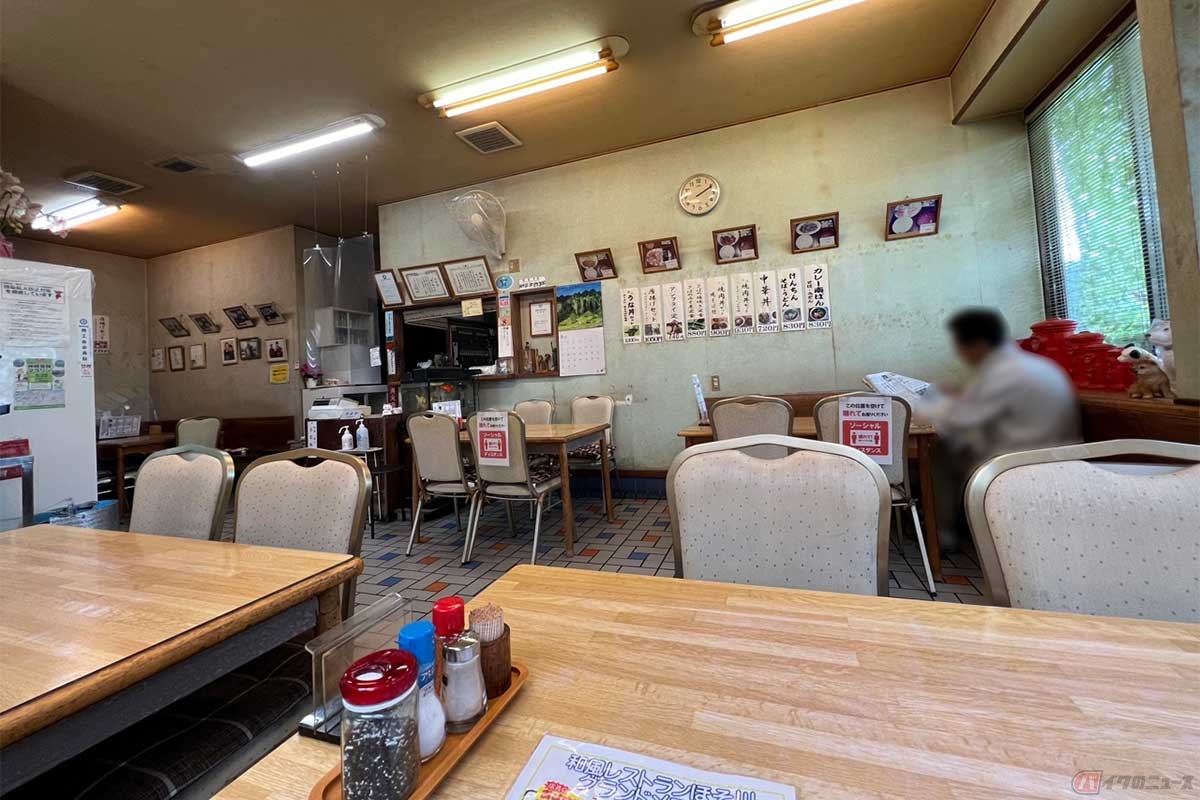 地元の常連客も集まるローカル食堂。店内は落ち着いた雰囲気だった