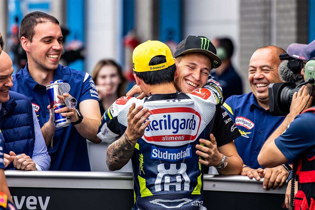 MotoGPライダーのファビオ・クアルタラロ選手(ヤマハ)もお祝いにパルクフェルメに駆け付けた