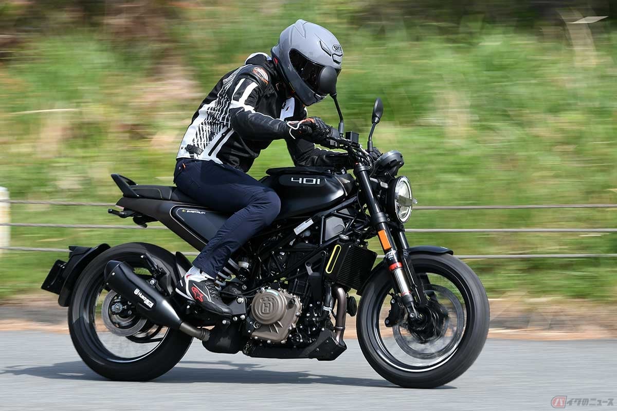 ハスクバーナ「SVARTPILEN 401(スヴァルトピレン401)」(2022年型)に試乗する筆者(中村友彦)