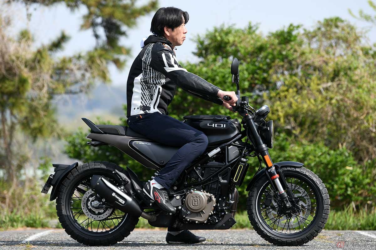 身長182cmの筆者(中村友彦)がシート高835mmの車体にまたがった状態。ステップに足を載せると膝の曲がり具合はやや狭く感じる。両足を下ろすとかかとまで地面に接地する