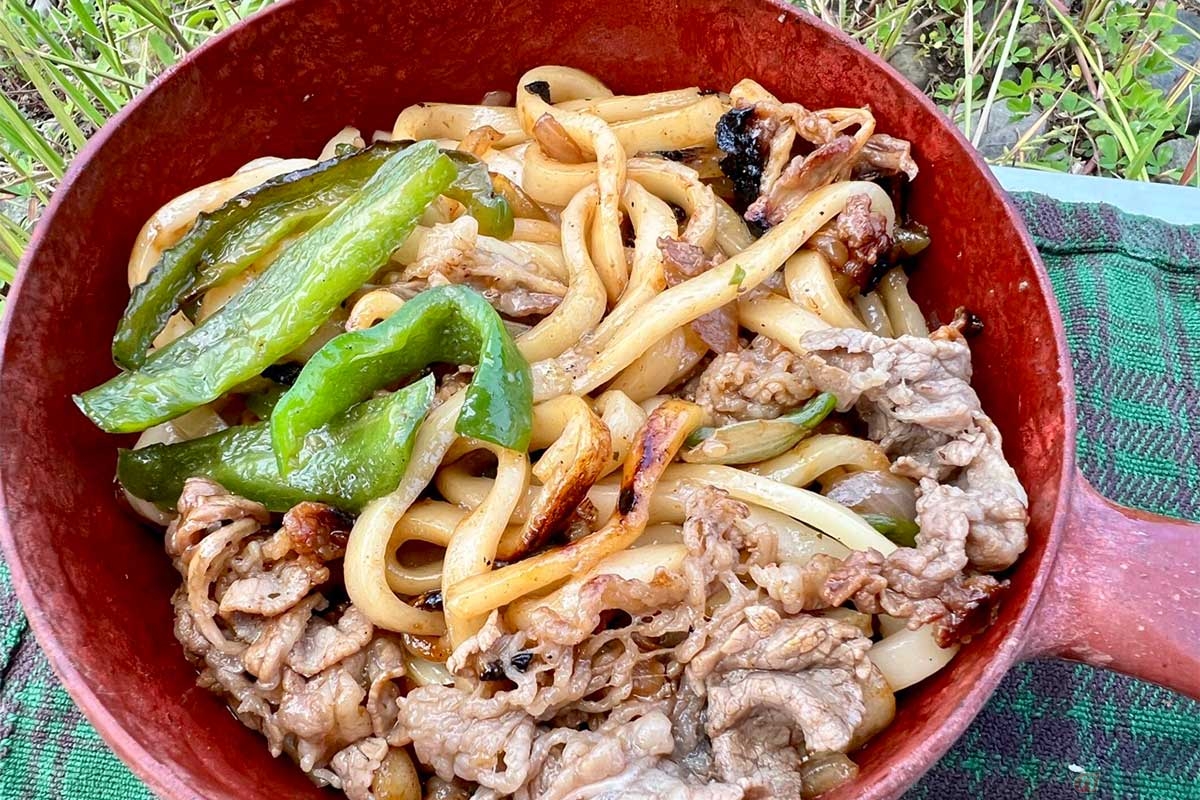 野営地に着いてからのランチでササッと仕上げた牛バラ肉を使った焼うどん。短時間で作れるオススメレシピ