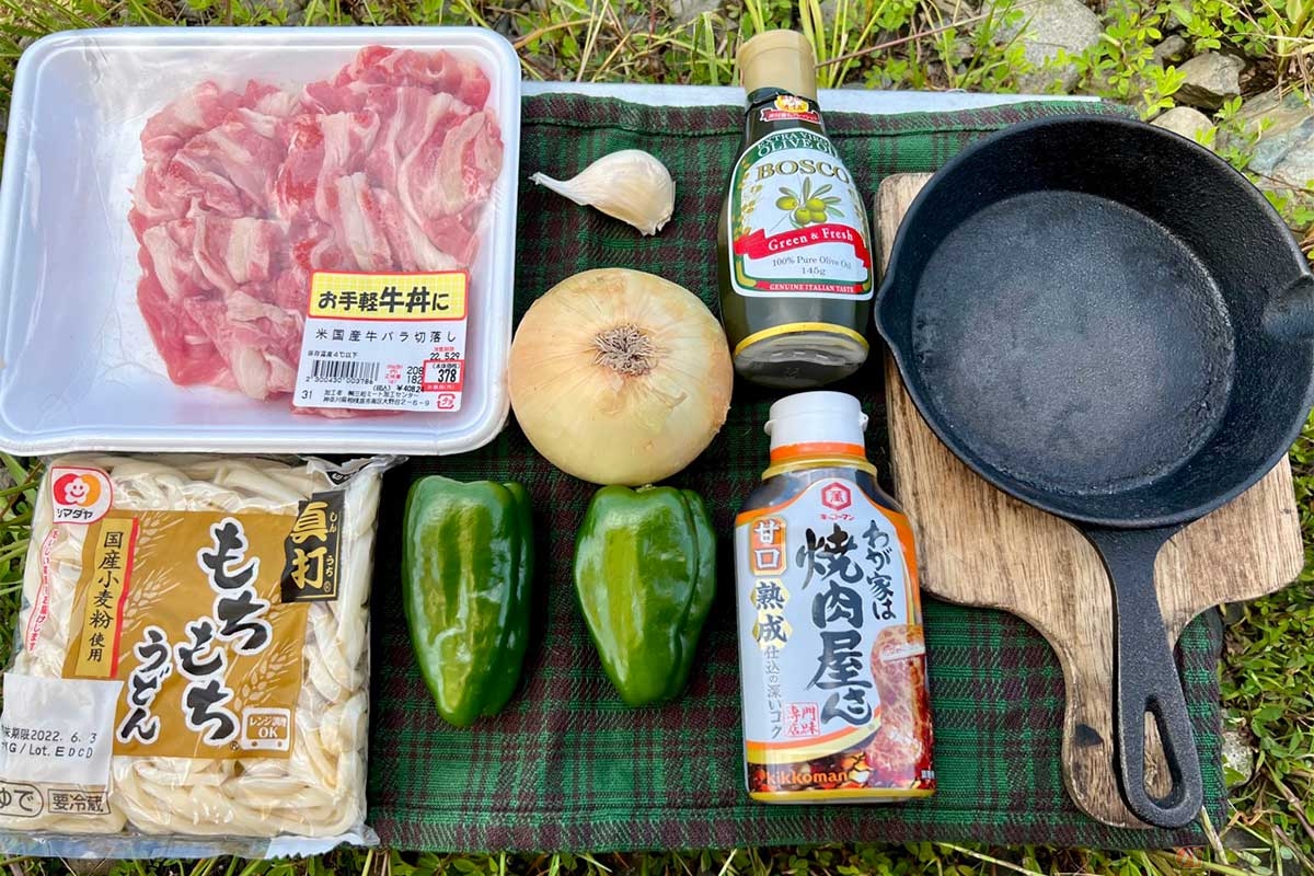 ニトリのスキレット(通称:ニトスキ)を使って、牛バラ肉、ピーマン、玉ねぎ、ニンニク入りの焼うどんとした
