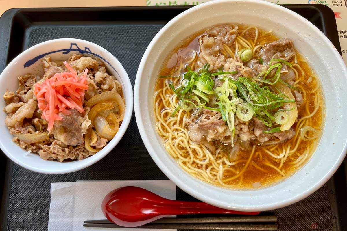 「松屋」でも一部の高速道路店舗のみという限定メニューの「牛肉ラーメン」（790円）に、「牛めし小盛セット」（340円）も追加