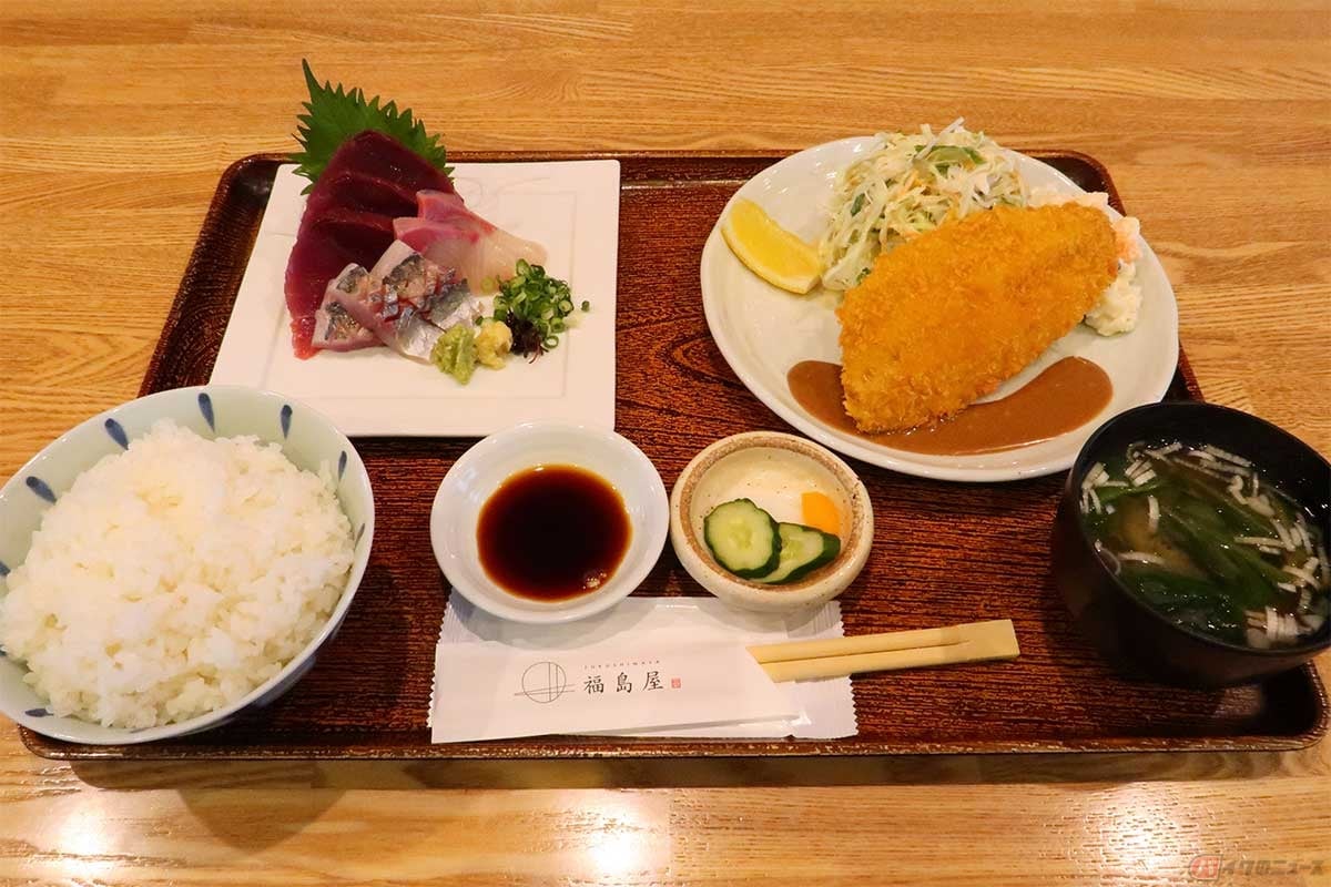 「福島屋」の「お造り三種盛りアジフライ定食」（1600円）。アジフライも新鮮なお刺身も美味