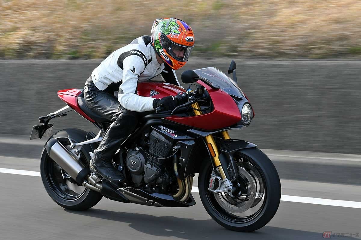 トライアンフ「SPEED TRIPLE 1200 RR」(2022年型)に試乗する筆者(青木タカオ)