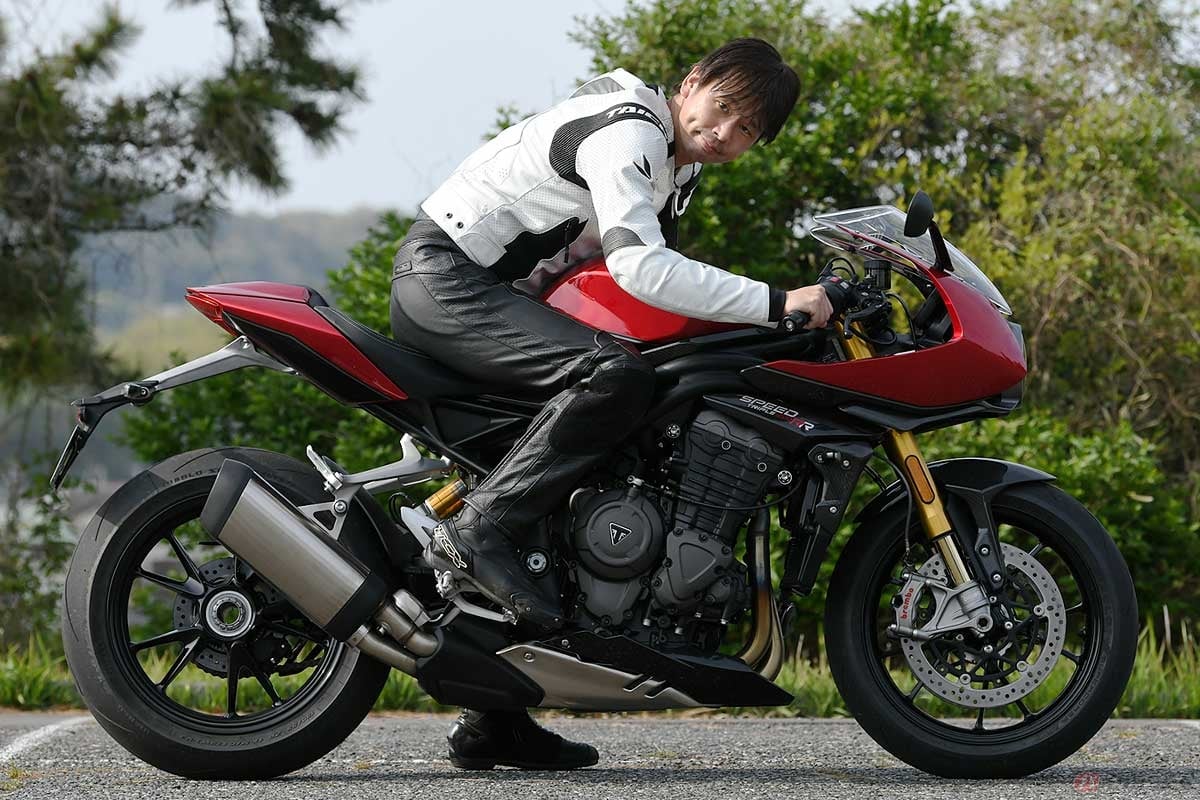 身長175cmの筆者(青木タカオ)がシート高830mmの車体にまたがった状態