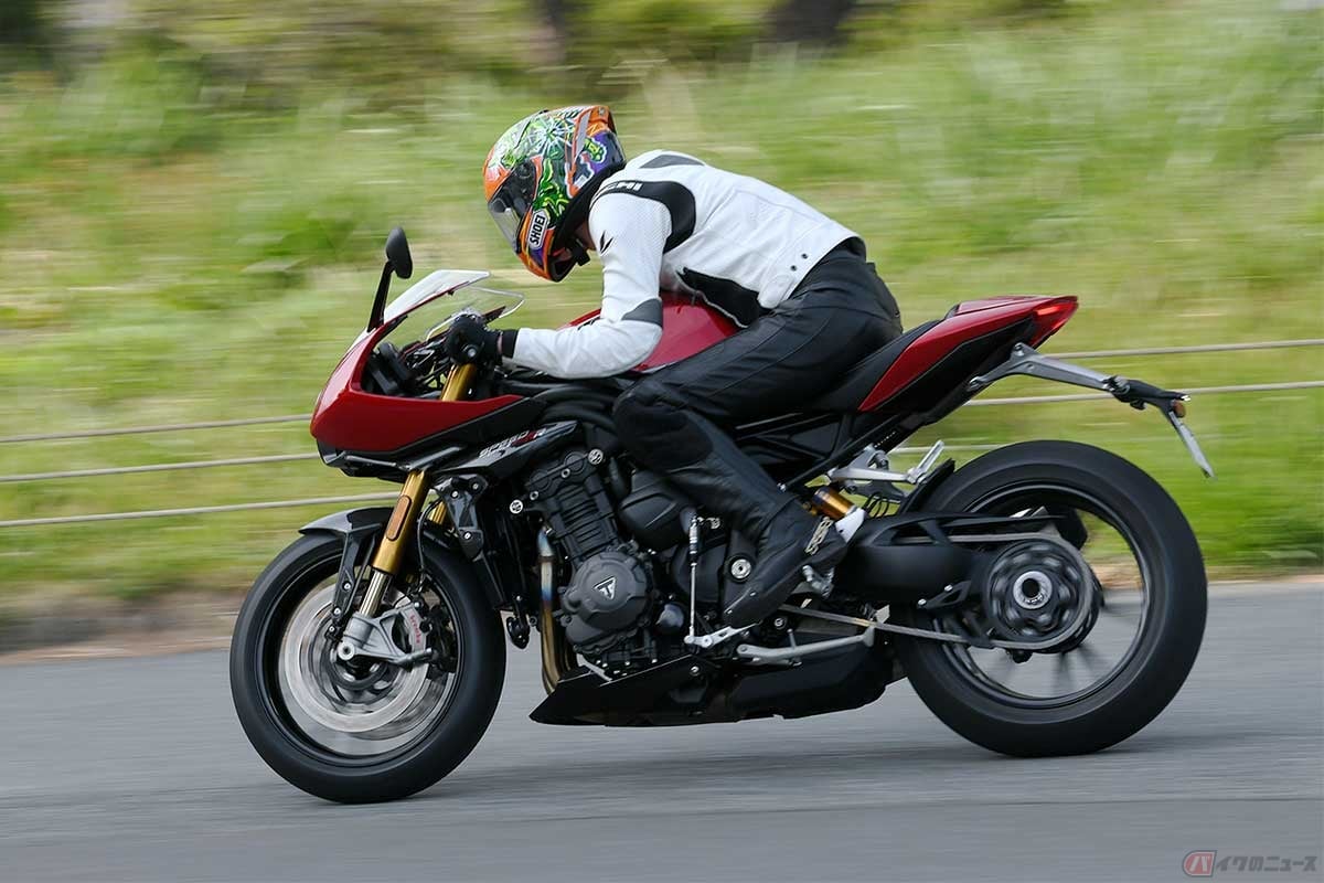 トライアンフ「SPEED TRIPLE 1200 RR」(2022年型)に試乗する筆者(青木タカオ)