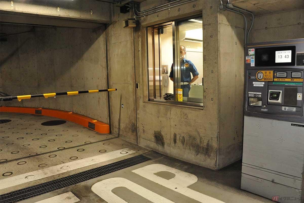 料金精算は駐車スペースに隣接する「駐車場管理事務所」で。清算機は利用不可