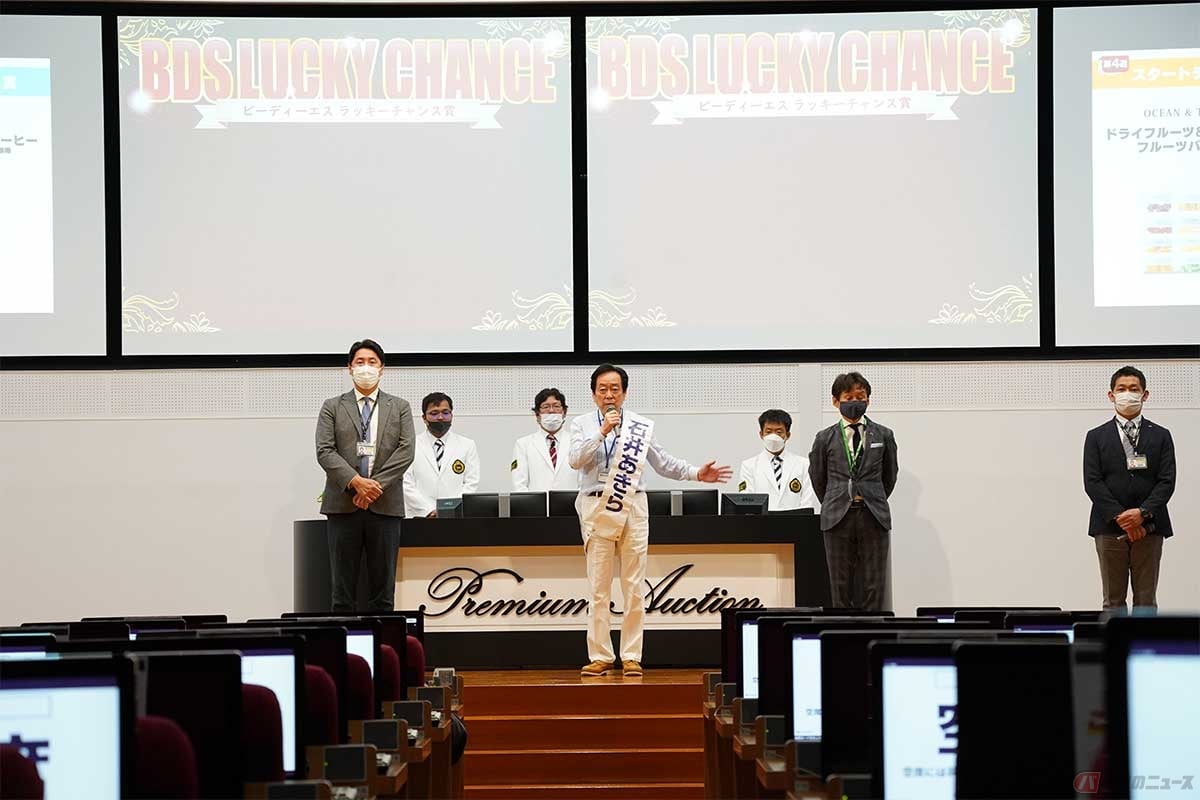 日本最大規模のバイク・オークション会場で演説をする石井あきら氏(写真提供/ビーディエス)