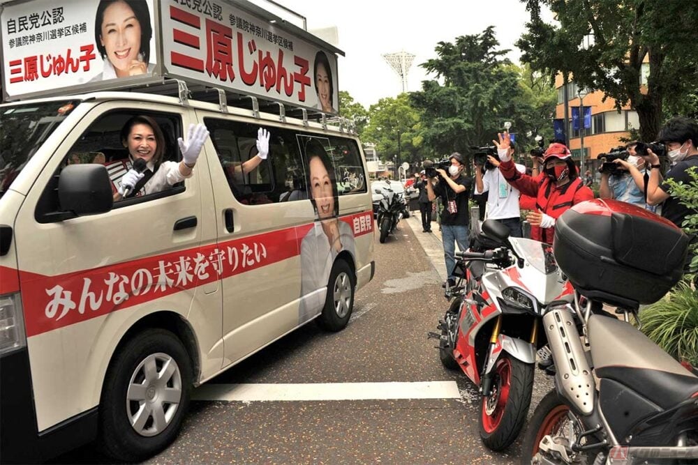 横浜スタジアム近くで女性ライダーの応援を受ける三原じゅん子氏（撮影／中島みなみ）