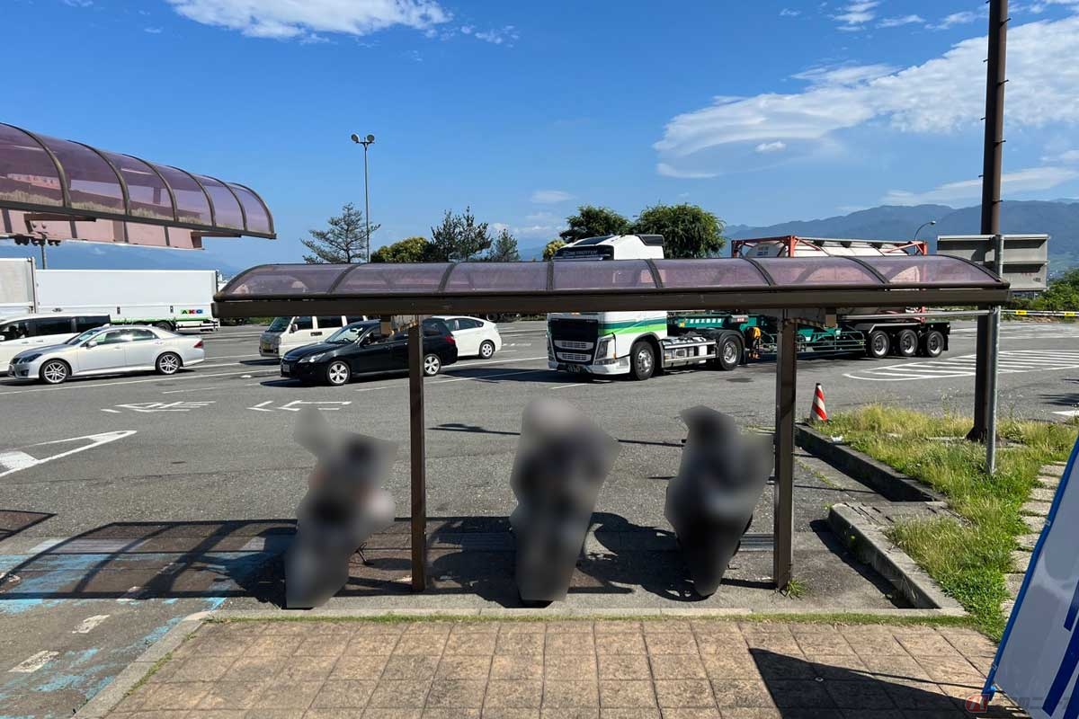 PAらしく規模はコンパクトながら屋根付きの2輪専用駐車スペースも確保されている
