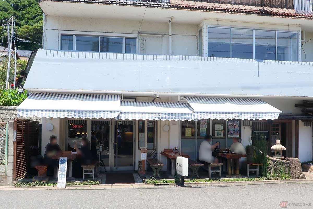 外観は、テラスもあってカフェ風の「めしやっちゃん」。店内は和風で座敷もある