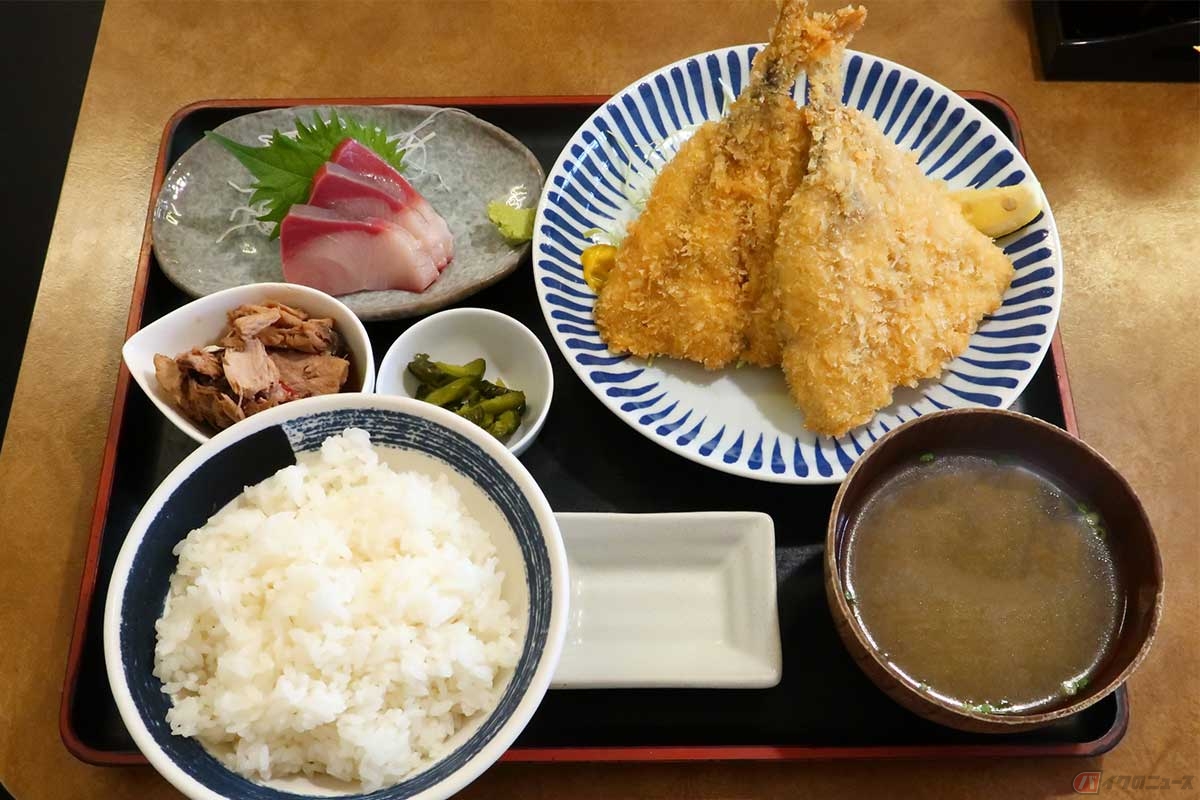 「めしやっちゃん」の「本日のフライ定食・アジフライのみブリ刺身付き」(1500円)。フライは真イワシ、アジ、キスから選べる