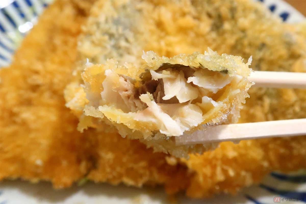 この日のアジは大きめで身の厚みは普通、揚げ色は薄めだがサクサク食感、身は脂が乗った美味しいアジだった