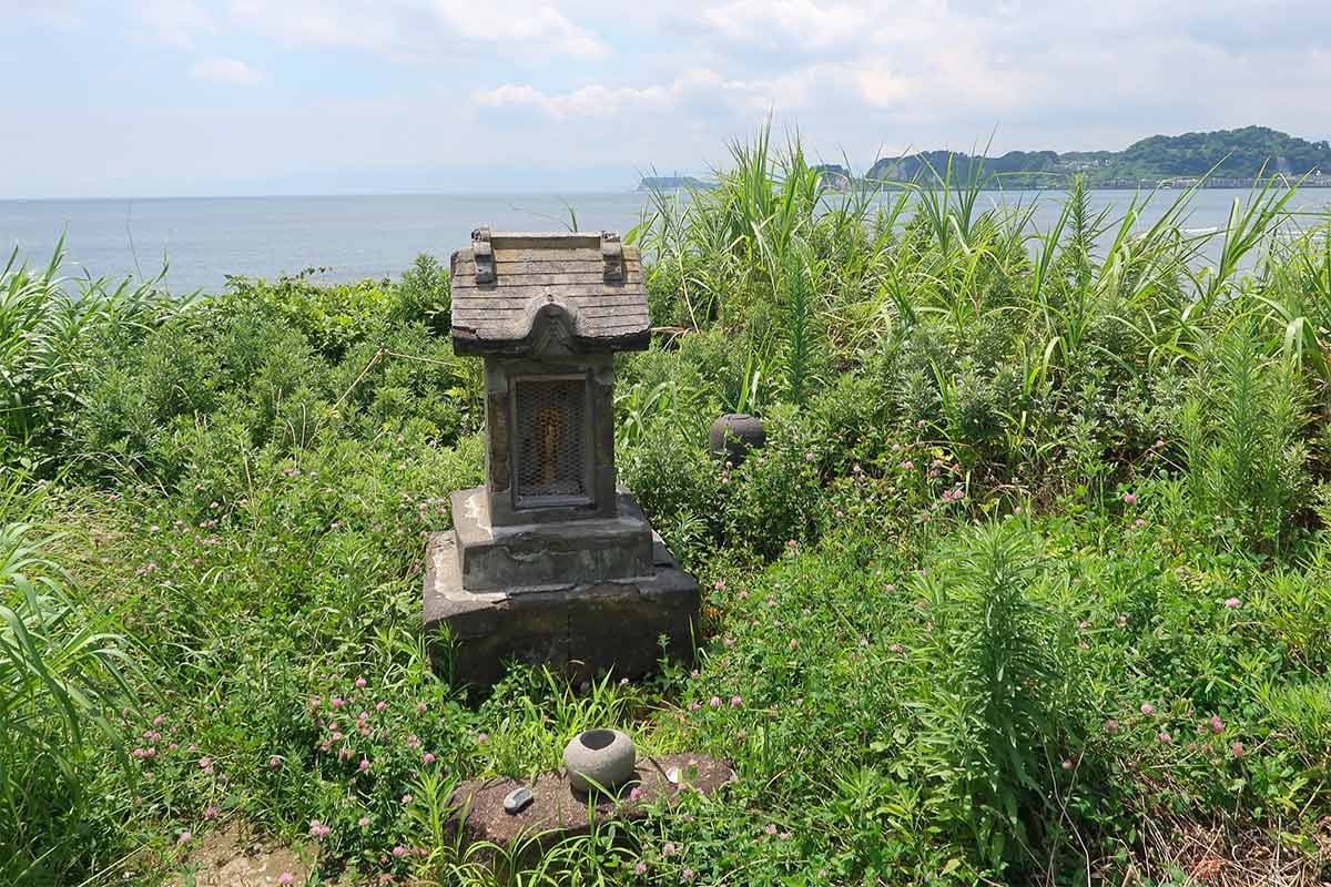小さな岬にぽつんと佇む「白鬚社」。武内宿彌、猿田彦大神が祀られている。祠だけなのに存在感があった