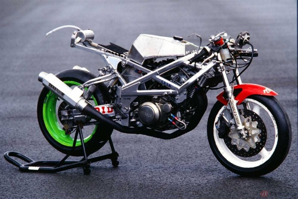 初期のOV-11はフロントフォークが正立式、リアがツインショックだった。SRX600用をベースとする空冷単気筒エンジンは70ps前後を発揮。OVERは1992年にOV-11フレームキットの販売を開始し、ベーシック仕様の価格は65万円だった