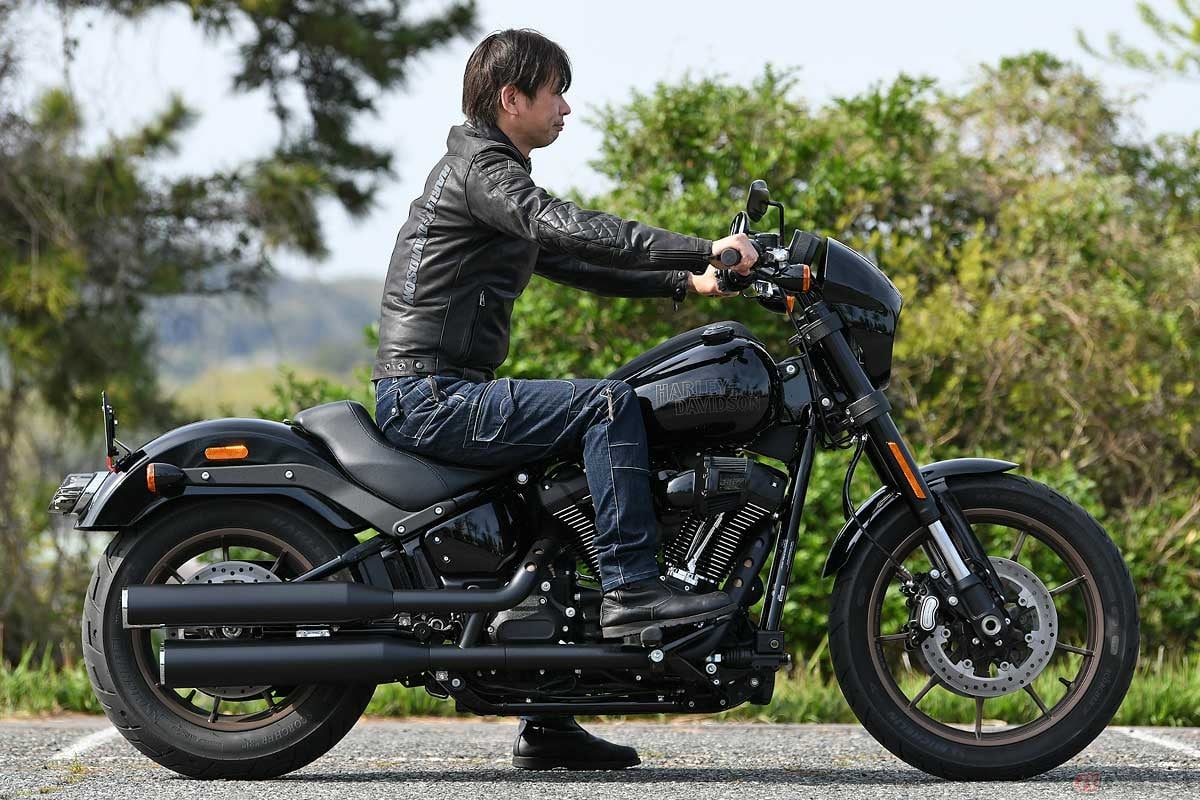 身長175cmの筆者(青木タカオ)がシート高710mmの車体にまたがった状態