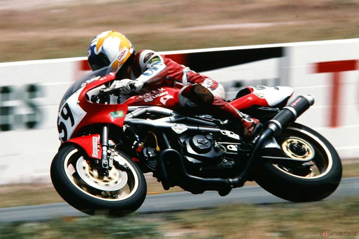 シングルレーサーのOV-11と共に、1992年にアッセンに遠征したOV-10。エンジンはドゥカティ「900SS」用でスイングアームは片持ち式。ちなみにドゥカティの片持ち式スイングアーム初採用車は、1994年に登場した「916」
