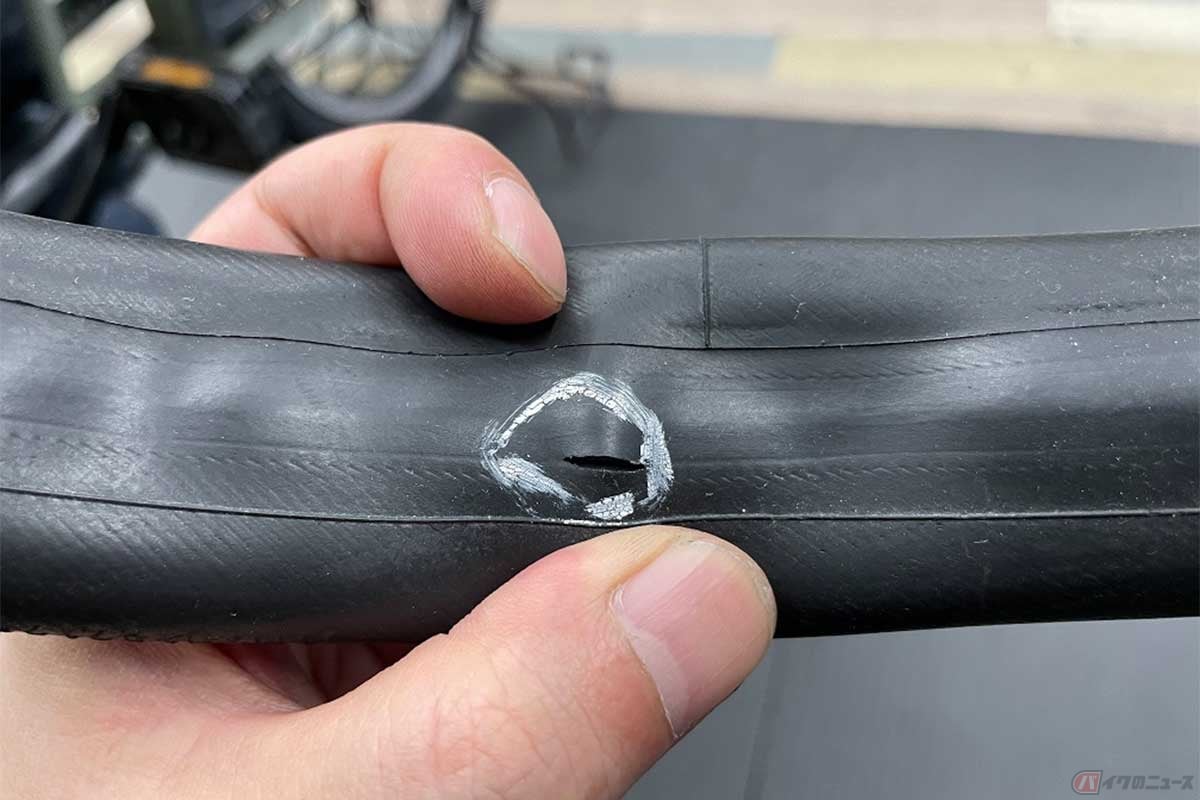 縦長の裂けた穴はパンク修理をしても早めにチューブを交換する