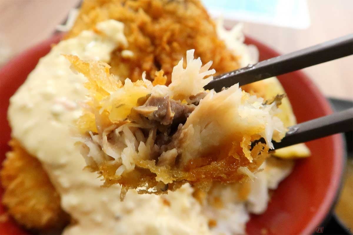 「特大アジフライ丼」のアジフライはかなり大きく厚みがある。このボリュームはヤバい!