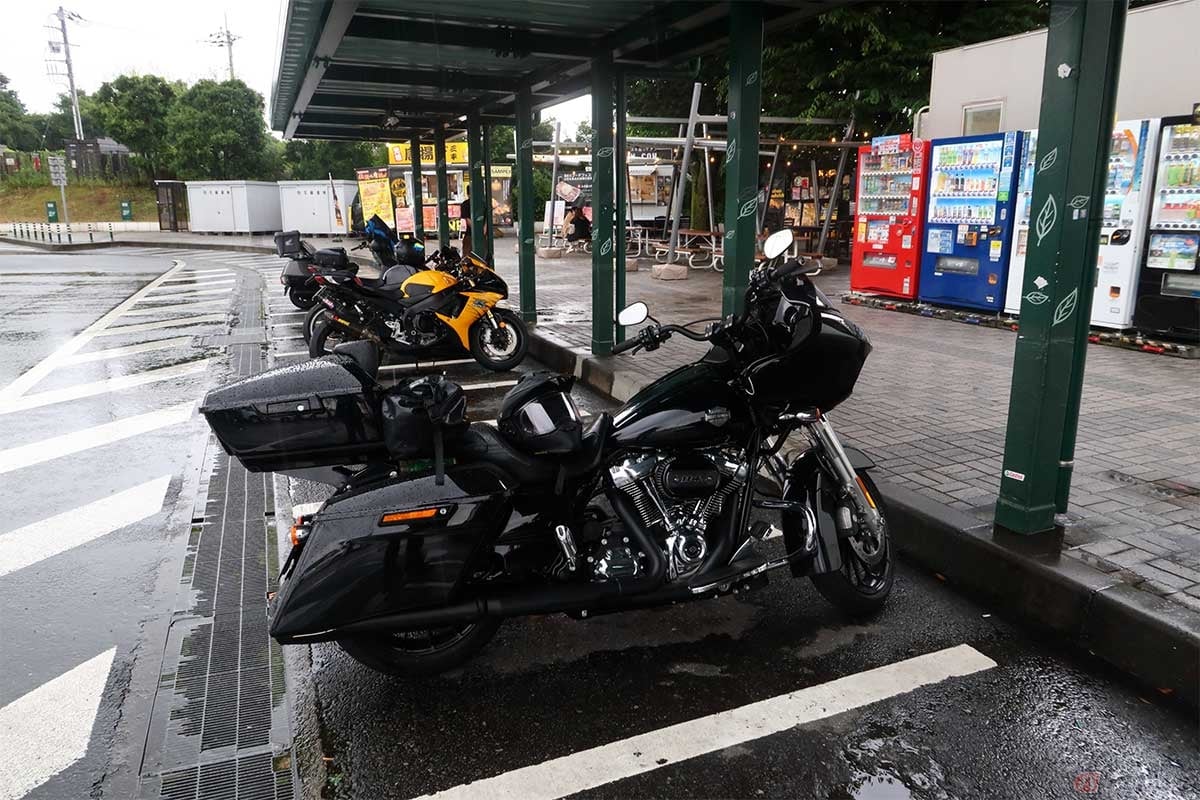 外に出るとゲリラ豪雨が通り過ぎ、小降りになった模様。レインウエアを着込んで豪雨に向かって走ることに……