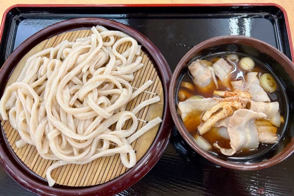 関越道「高坂SA」（上り）で食した「肉汁うどん」（850円）。ツルツルでコシのある太いうどんを、温かい甘めの肉汁につけて食べる「武蔵野うどん」。冷たい麺と温かい汁の組み合わせが絶妙