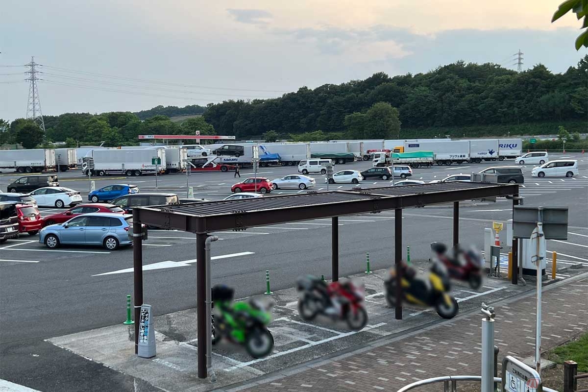 上り/下りともに2輪専用の駐車スペースが確保されている