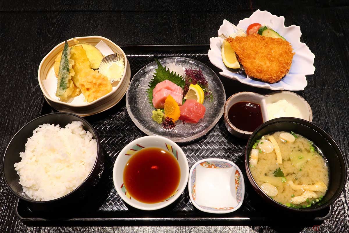 ホテル1階のレストラン松花で「アジフライ御膳」（1800円）をオーダー。アジフライ1枚に松浦に水揚げされたマグロと地物野菜の天ぷらがセットになった豪華なもの