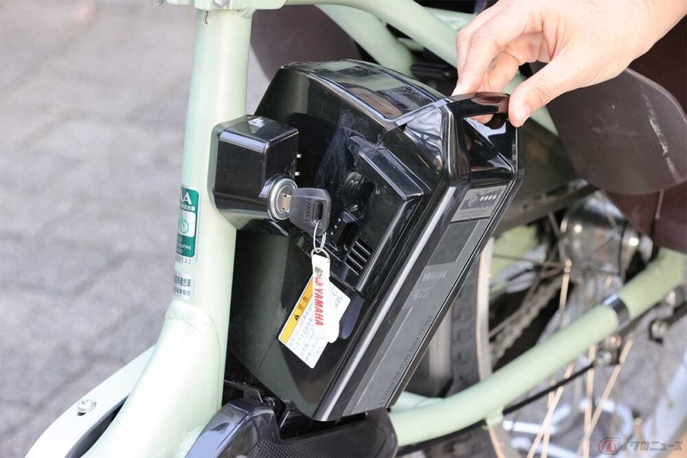 電動アシスト自転車（e-BIKE）のバッテリーは、頑丈なバッテリー錠で固定されている