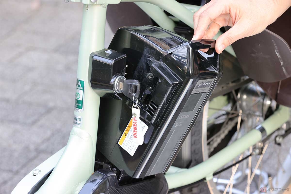 電動アシスト自転車(e-BIKE)のバッテリーは、頑丈なバッテリー錠で固定されている