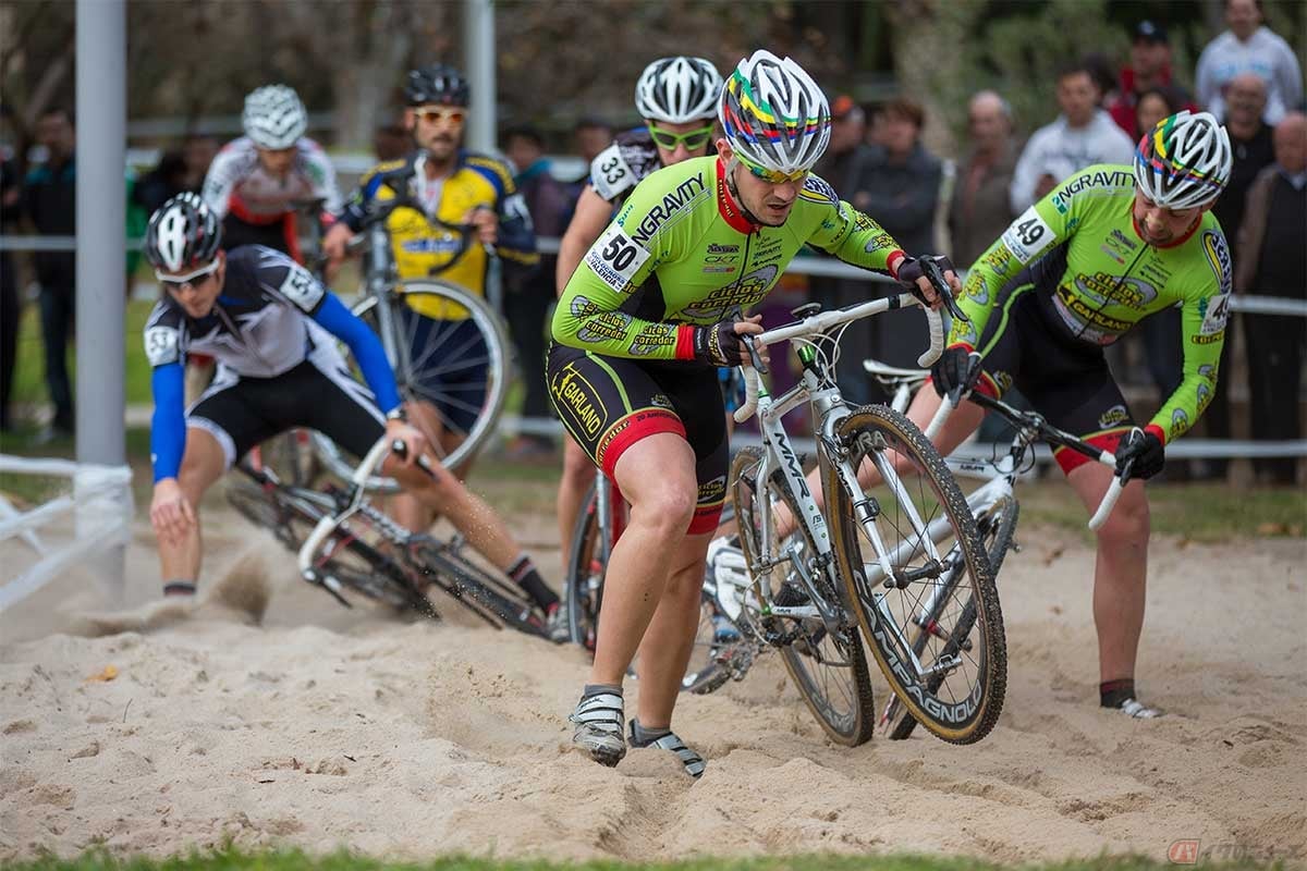 「シクロクロス(cyclocross)」はオフロード自転車競技であり、使われる自転車は「シクロクロスバイク」とも呼ばれる
