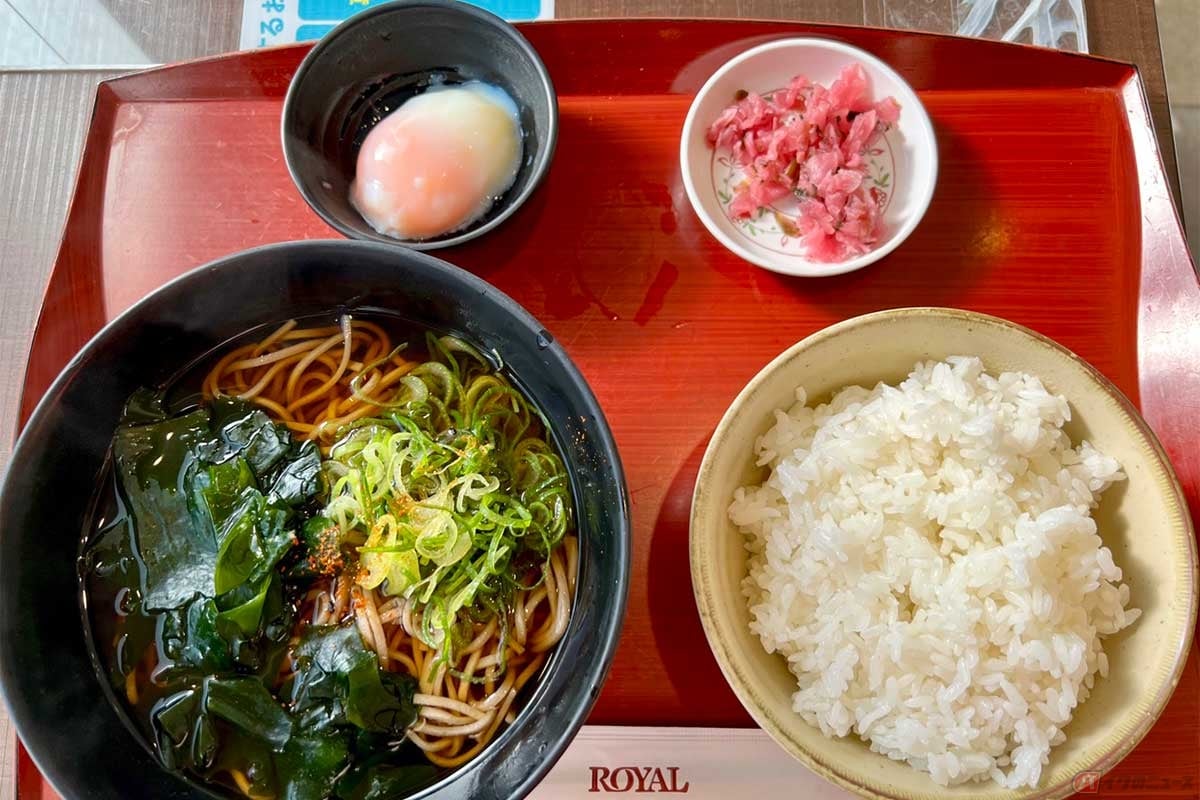 圏央道「厚木PA」(外回り)の朝食メニュー「朝のかけそばセット」(550円)。美味しい料理は見た目も鮮やか。ネギやワカメ、漬物、玉子など和食の色合いが映える