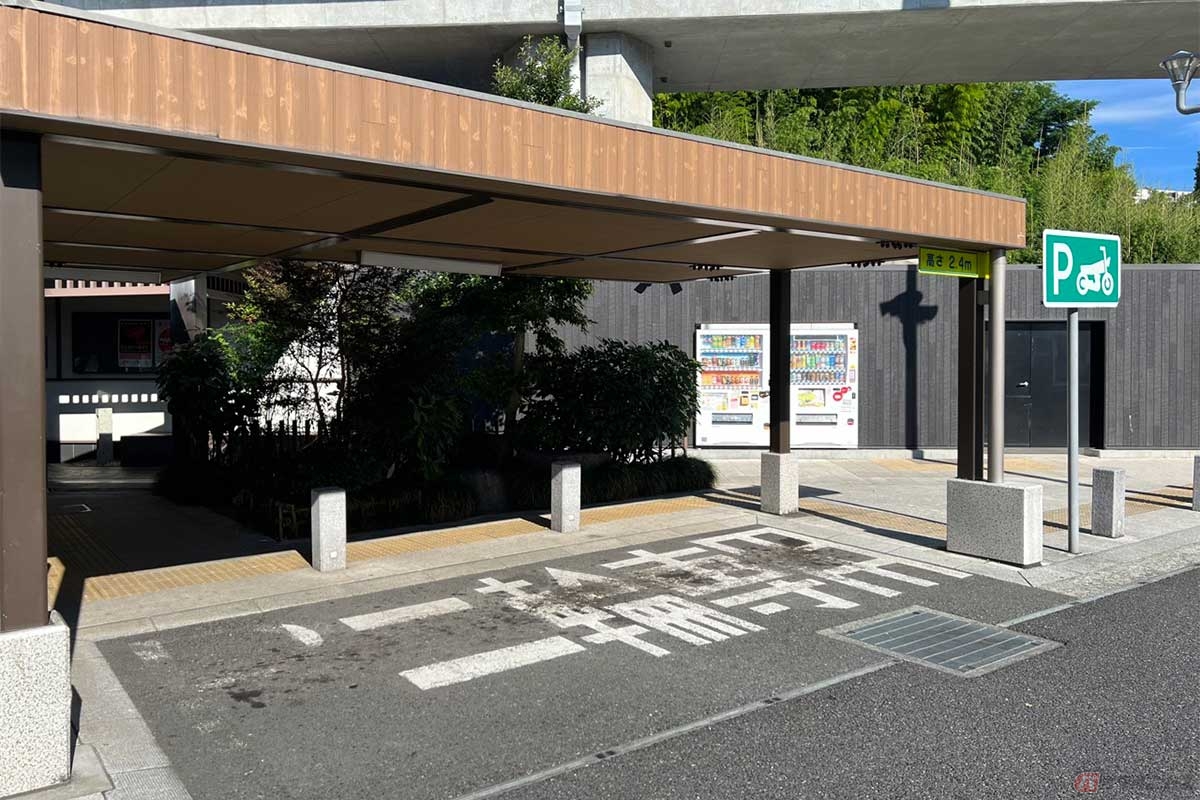 和風の外観を演出する施設には、2輪専用の駐車スペースも完備されている