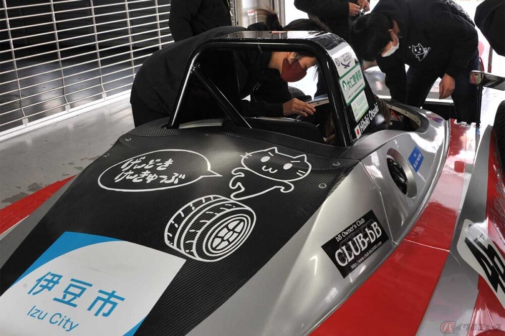 2021年、富士スピードウェイで「原動機研究部」がメカニックサポートとして出場したレースでは、車体に原動機研究部と伊豆市のステッカーが大きく貼られた