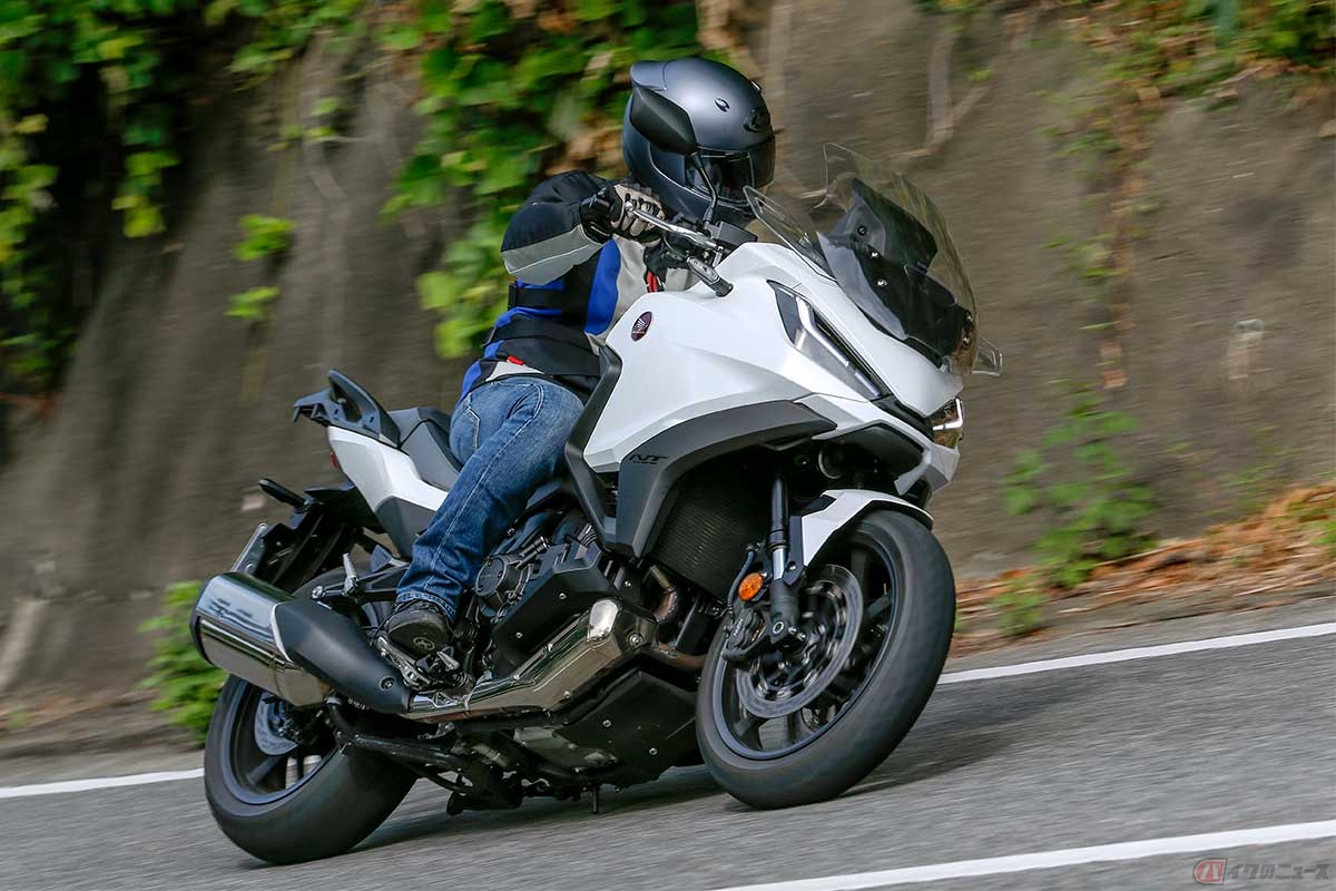 ホンダ「NT1100」(2022年型)に試乗する筆者(松井勉)