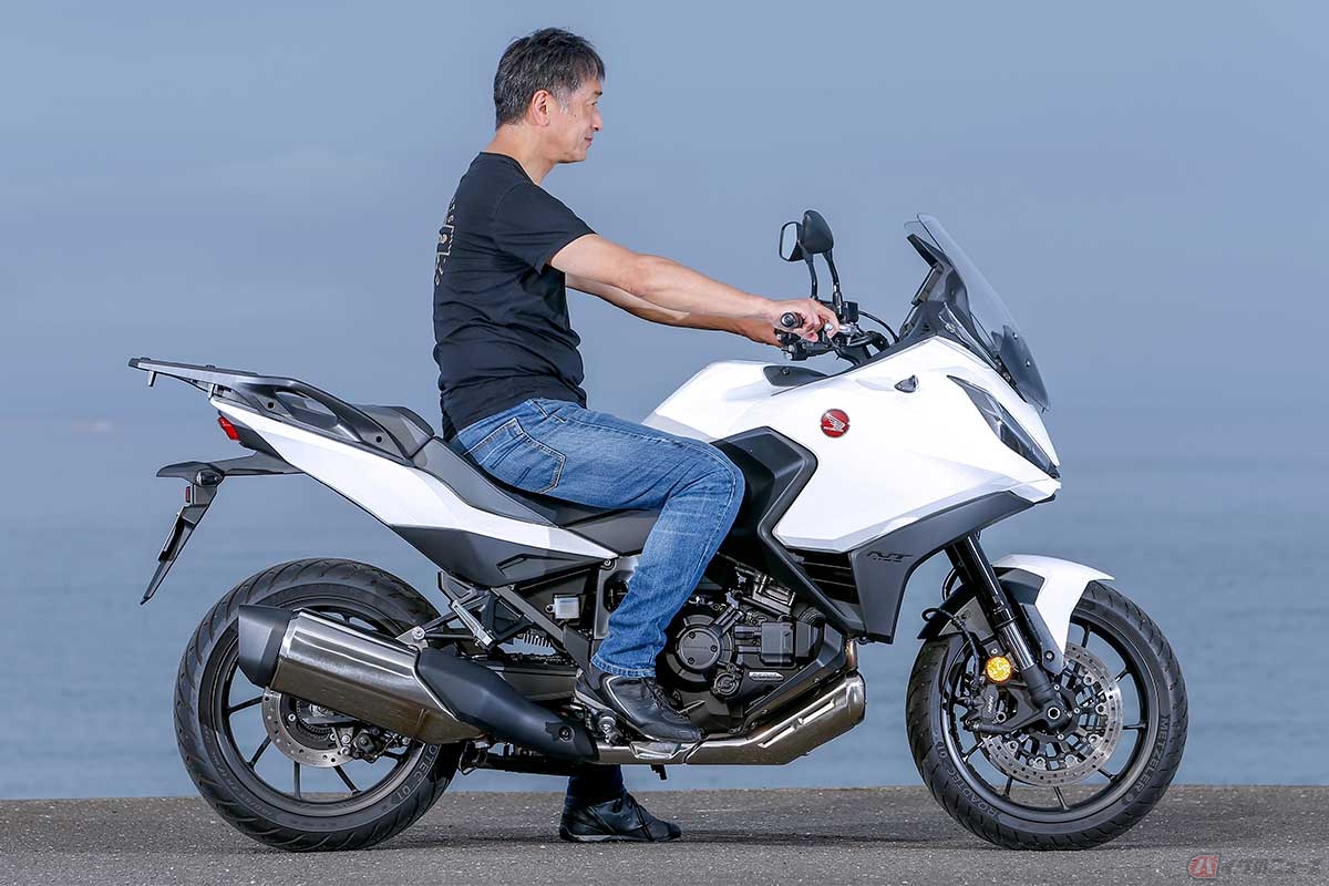 シート高820mmの車体に身長183cmの筆者(松井勉)がまたがった状態