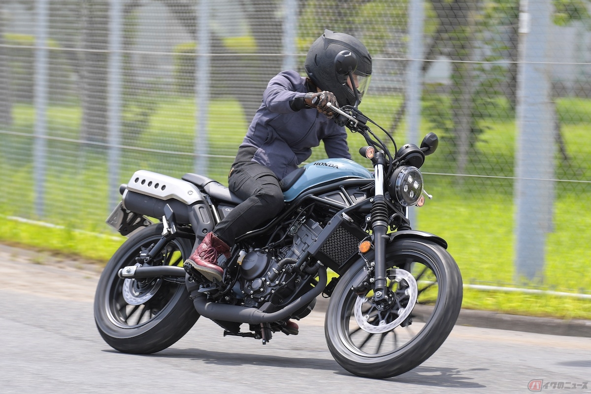 荒れた路面でもバイクから伝わる振動が体にキツく感じることはない