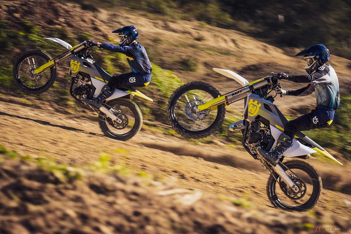 ハスクバーナの2024年型モトクロスマシン「FC 250」(4ストロークモデル/左)、「TC 125」(2ストロークモデル/右)